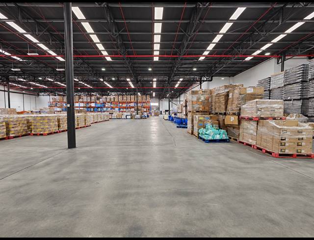 8,300M² WAREHOUSE TO LET IN ROBERTSHAM